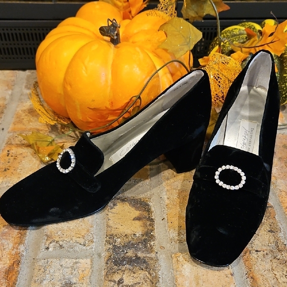 Elegant Black Velvet Women's Shoes - Picture 1 of 10